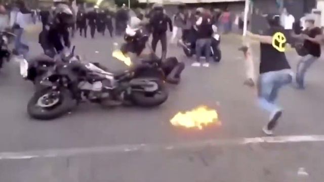 В США полицейского облили бензином смотреть онлайн