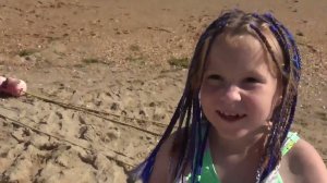 ЖЕНЯ НАУЧИЛАСЬ ПЛАВАТЬ . НАШ ПАПА ВАСЯ КРУЧЕ ВСЕХ! 29.07.23.