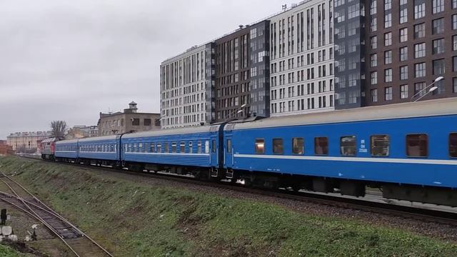 Тепловоз ТЭП70-0198 прибывает на ст. СПб-Витебский (Витебский вокзал), г. СПб, 17.11.2021г. смотреть онлайн