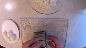 Салат из кальмаров с красной икрой. Вкусно и красиво!