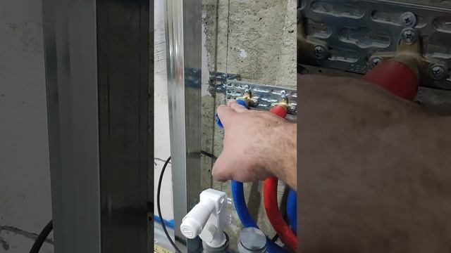Монтаж водоснабжения для кухни с помощью монтажной шины #монтажсантехники #ремонтквартир #сантехник