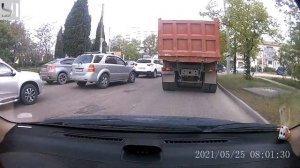 Как правильно проезжать перекрёсток с круговым движением.