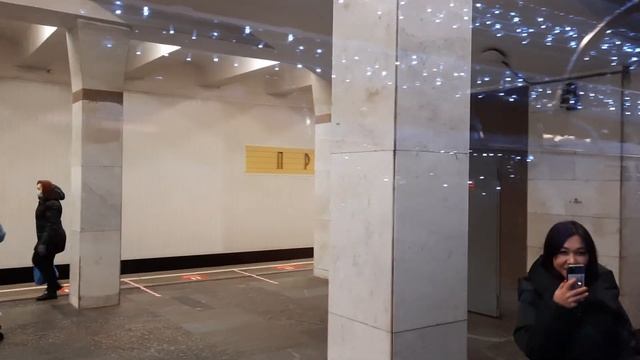 Поездка на новогоднем метропоезде Ёж3 по фиолетовой линии Котельники-Планерная смотреть онлайн