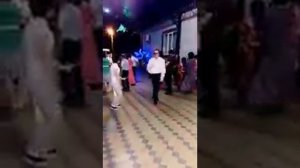 Парень хорошо танцует