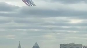 Самолёты в небе над Москвой рисуют флаг России — над столицей прошла репетиция фрагментов воздушной