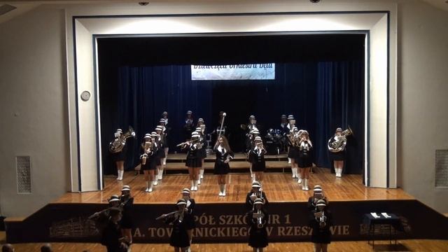 Dziewczęca Orkiestra Dęta Miasta Rzeszowa FANFARA - Skoda Lasky - musztra na scenie смотреть онлайн