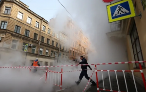 Затопило всю улицу: последствия прорыва трубы с кипятком ликвидируют в центре Петербурга