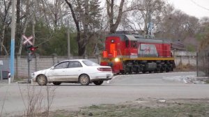 Маневровый тепловоз ТЭМ18ДМ-1299 резервом проходит железнодорожный переезд