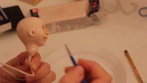 Тонировка сухой пастелью куклы из полимерной глины