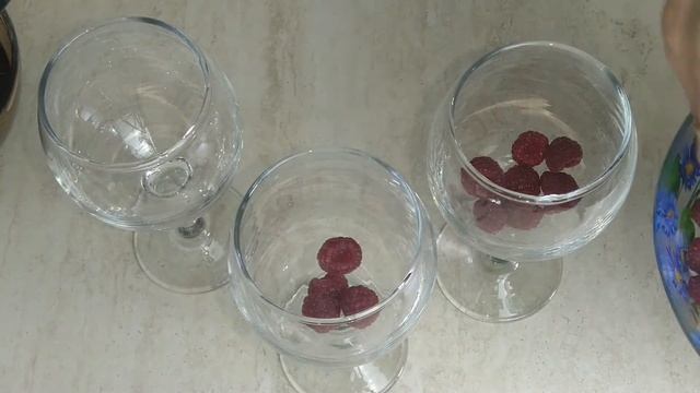 Десерт с малиной и кремом из ряженки