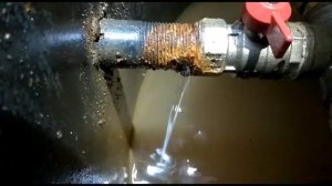 Неправильная организация ввода полимерного трубопровода в кессон