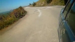 В верх в гору тянет автомобиль что то