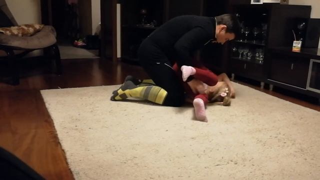 Вика учится делать кувырок декабрь 18г