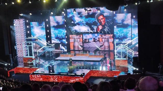 Требьют Здесь был Юра! Амирчик исполнил песню " Розовый вечер " смотреть онлайн