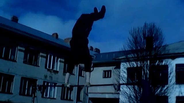 Парень крутится на турнике смотреть онлайн