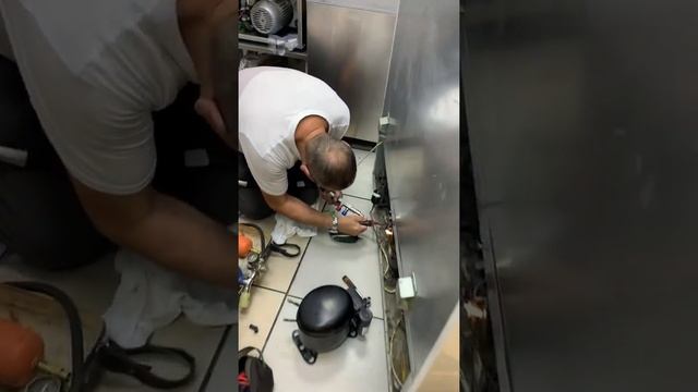 Замена мотора компрессора Витринный холодильник Pepsi