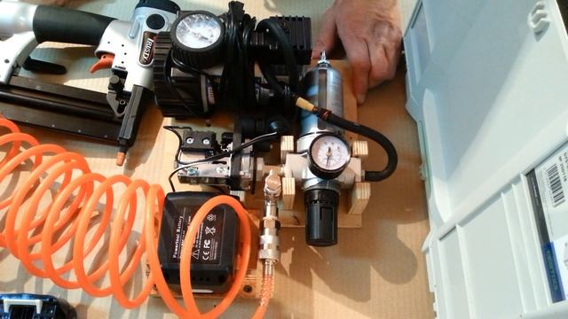 Аккумуляторный микрокомпрессор для пневматического микрошпилечного пистолета