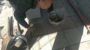 кладу плитку в беседке