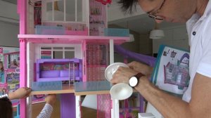 София и папа собирают 3-х Этажный Дом Мечты Барби