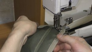 Промышленная швейная машина для окантовки края изделия.