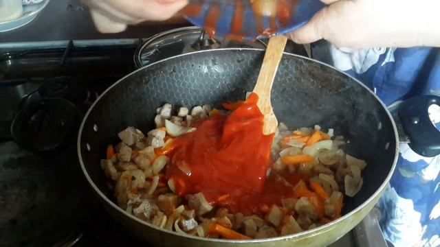 НУ ОЧЕНЬ ВКУСНЫЙ ГУЛЯШ ИЗ СВИНИНЫ. И первое и второе. Очень нежный и вкусный. Вкуснятка для мужа смотреть онлайн