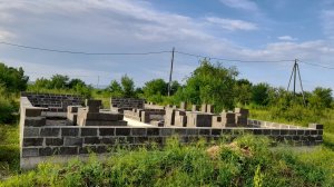 Убрали плодородный слой. Пробурили воду.
Часть вторая.
Кладка блоков.