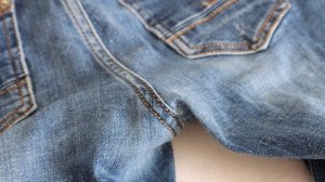 Хитрый трюк со старыми джинсами: покажу, как их обновить, укоротить и расшить