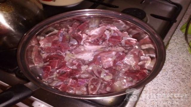 Говядина тушёная с луком и помидорами