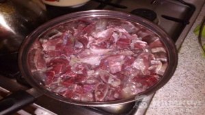 Говядина тушёная с луком и помидорами