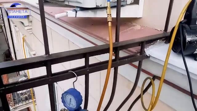 Установка кондиционера Daikin.