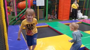 ДЕТСКИЙ ПАРК РАЗВЛЕЧЕНИЙ - шарики, горки, батуты, карусели. Егор и Тихон играют на аттракционах