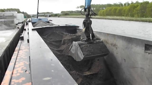 Fuchs MHL360E Unloading Boat 2/4