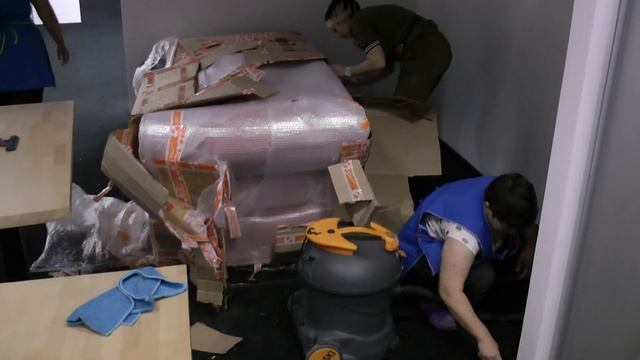 Уборка стоматологии. Пылесосим пол. Часть 6 смотреть онлайн