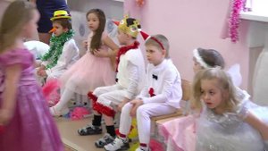 Новогодний утренник в детском саду (видео для развития детей)