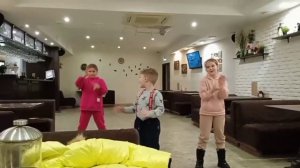 Алиса и Софа танцуют под песню "руки над головами"