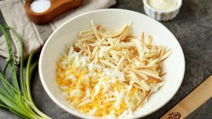 Салат с копченым сыром