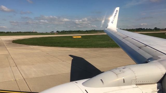 B737-800 Ryanair -Take off RWY05 - London Stansted Airport (STN) смотреть онлайн