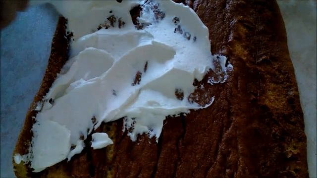 Медовый рулет со сметанным кремом  Украшаем белково заварным кремом
