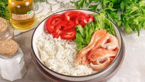 Поке с лососем, манго и авокадо