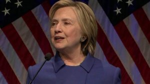 Хиллари Клинтон впервые после признания поражения в президентской гонке появилась на публике