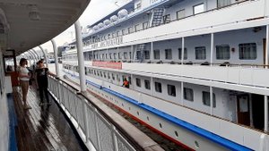 Теплоход Дмитрий Пожарский прибывает в Саратов.2020.06.29.