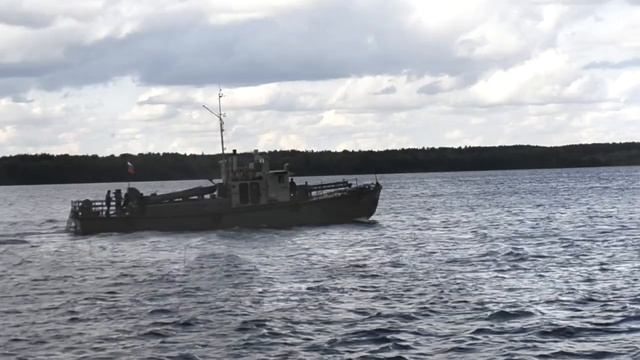 Туристический причал в пасмурную погоду (г. Мариинский Посад).