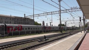 Тепловоз ЧМЭ3 с составом пассажирский вагонов на главном вокзале Волгограда