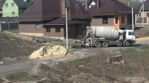 Заливка бетонного фундамента миксером по транспортировочной ленте