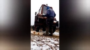 Колка дров дровоколом. Трактор Т-25