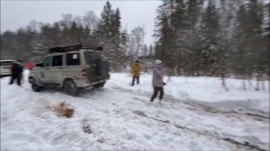УАЗ Патриот против Тойота Прадо в снегу. Победила дружба?
