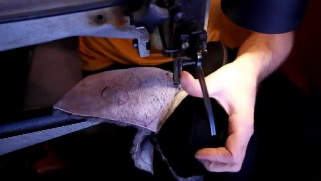 Как врезать молнию часть 2. Как отремонтировать подкладку сапога. Ремонт обуви. смотреть онлайн