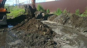 Работа экскаватора Doosan рыть канавы. Excavator Doosan