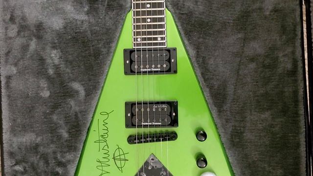 Dave Mustaine Alien Tech Green Autographed Kramer Vanguard First sight. смотреть онлайн