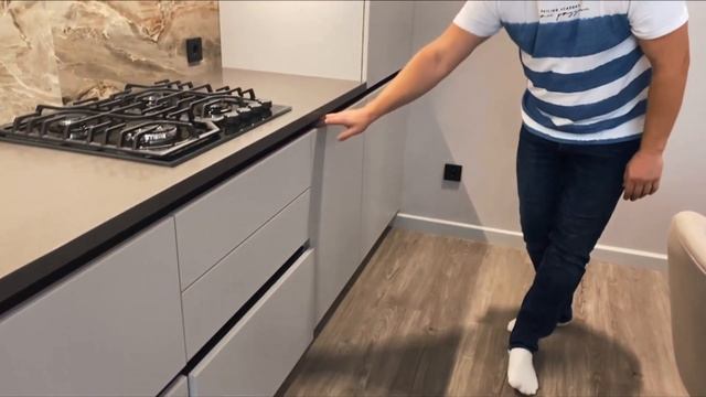 Кухня прямая, лаконичная, в современном стиле. смотреть онлайн